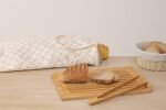 Broodsnijplank van bamboe met accessoires 40 x 27 cm - Image 2